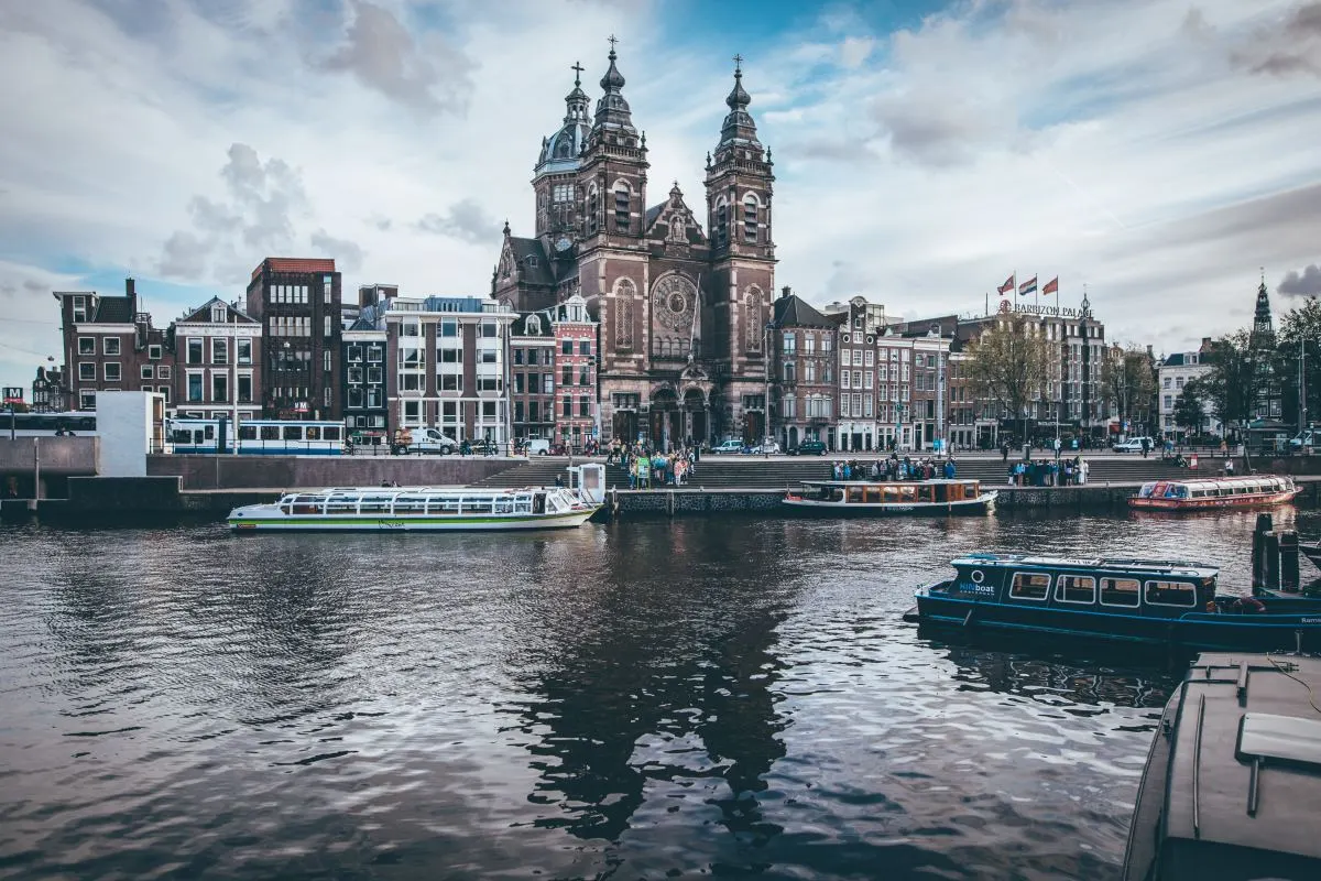 Een historische kerk aan een havenkade.