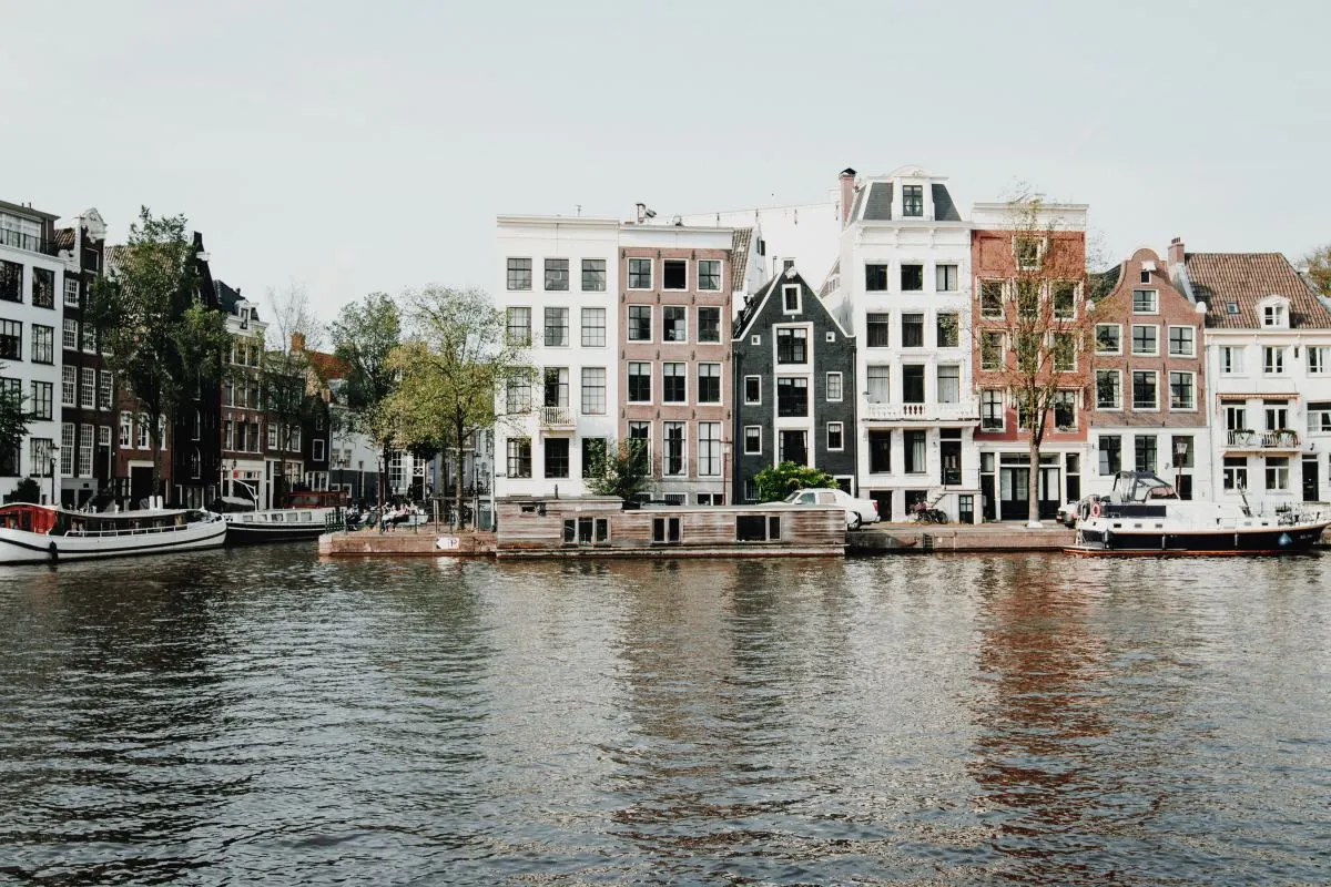 Grachtenpanden aan het water.